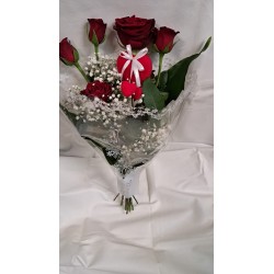 Bouquet de  5 roses rouges et gypsophile