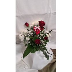 Bouquet de roses et fleurs blanches
